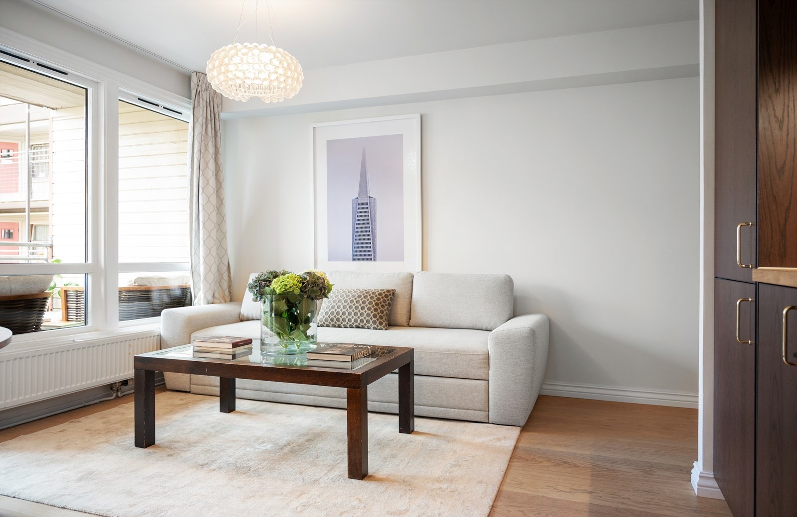 Stuen har god plass til sofagruppe og en naturlig tilknytning til kjøkkenet. Galleribilde