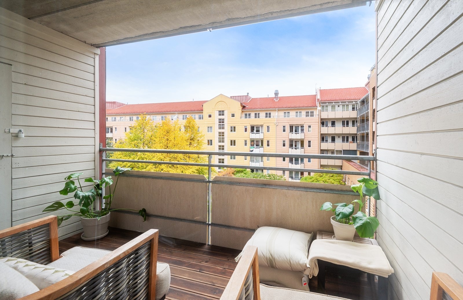 Den sørvendte balkongen på 6 m² har utsikt mot det rolige, indre gårdsrommet. Galleribilde