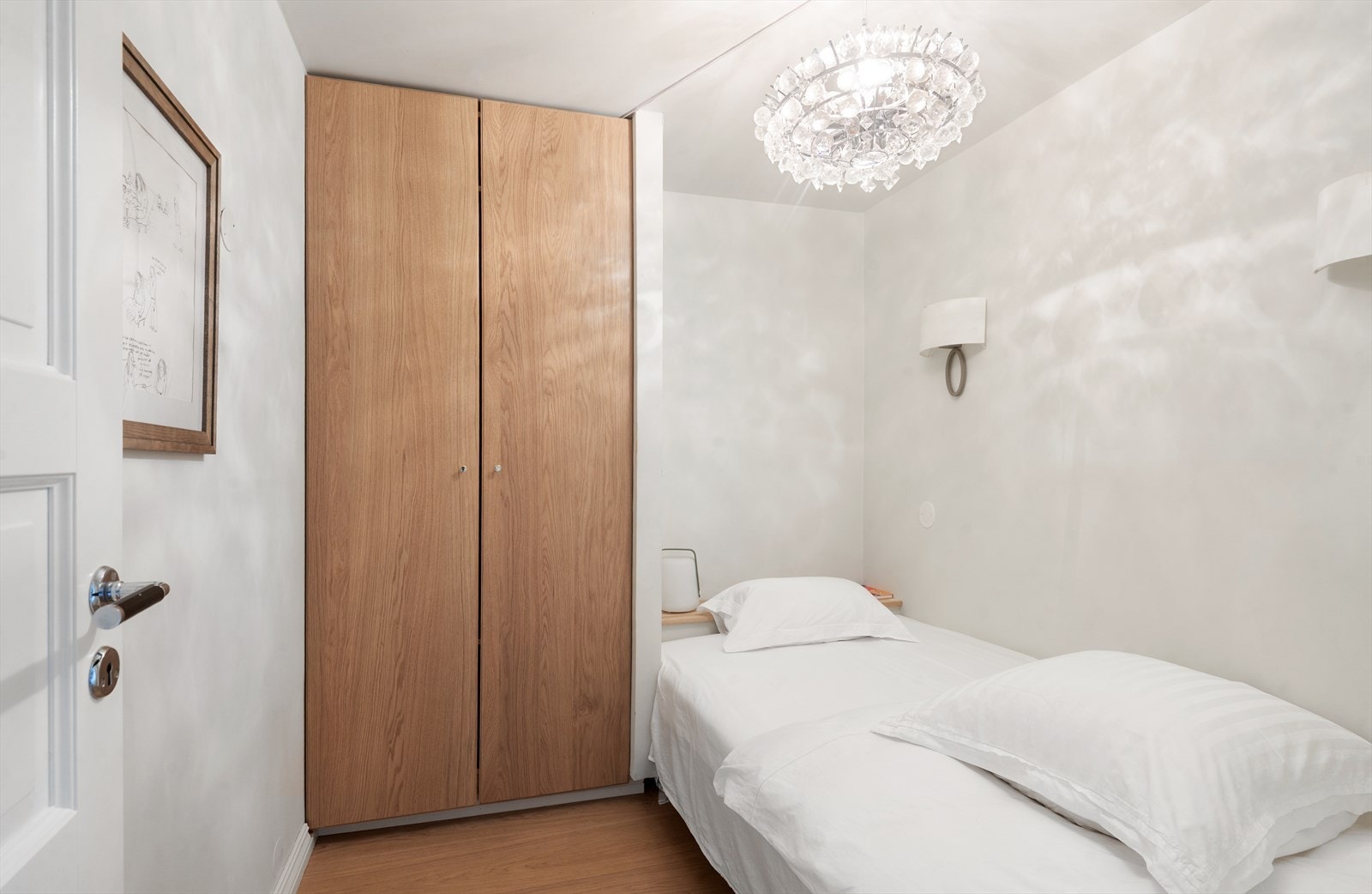 Sovealkoven har godt med oppbevaringsplass i eget garderobeskap. Galleribilde