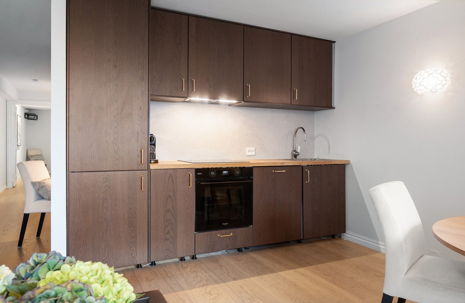 Godt med skapplass og en funksjonell arbeidsbenk i laminat. Galleribilde