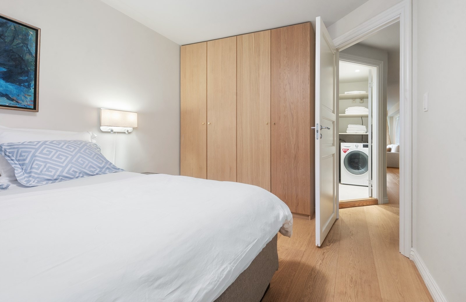 Et romslig garderobeskap gir gode oppbevaringsmuligheter på soverommet. Galleribilde