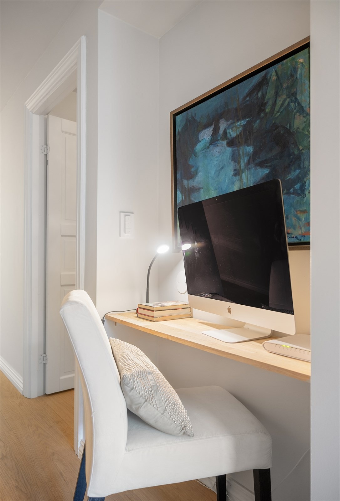 Her er det plass for en dedikert arbeidsstasjon, ideelt for hjemmekontor. Galleribilde