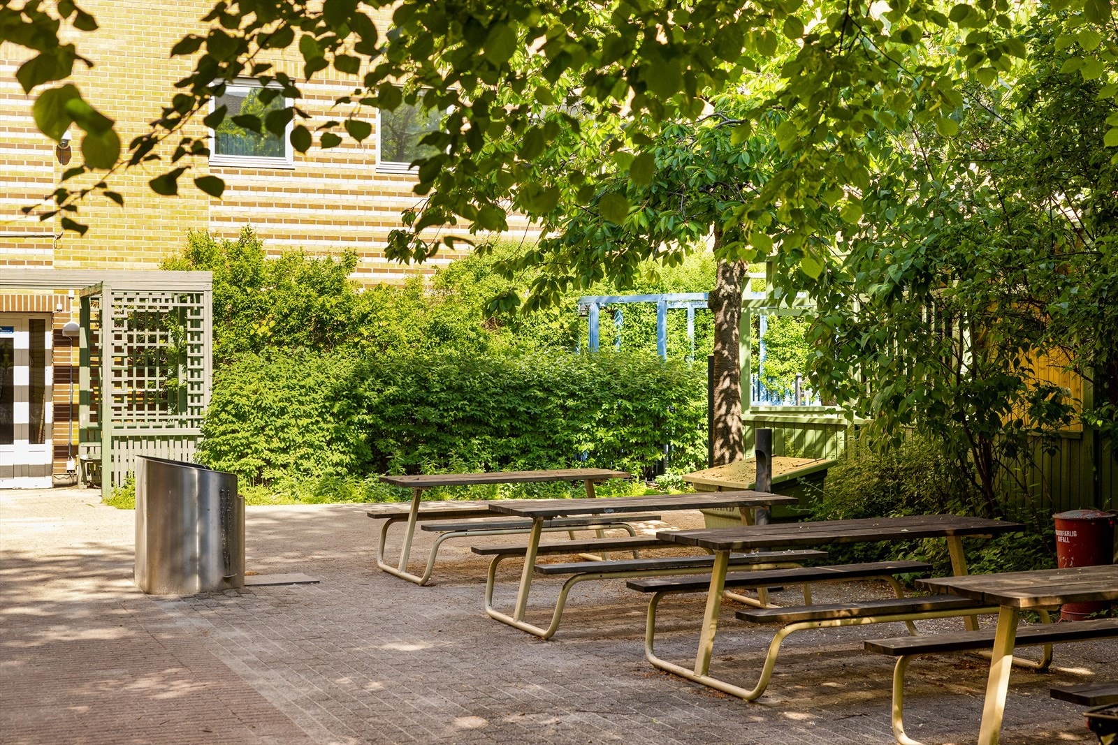 Sameiet har hyggelige, felles uteområder med sittegrupper og beplantning. Galleribilde