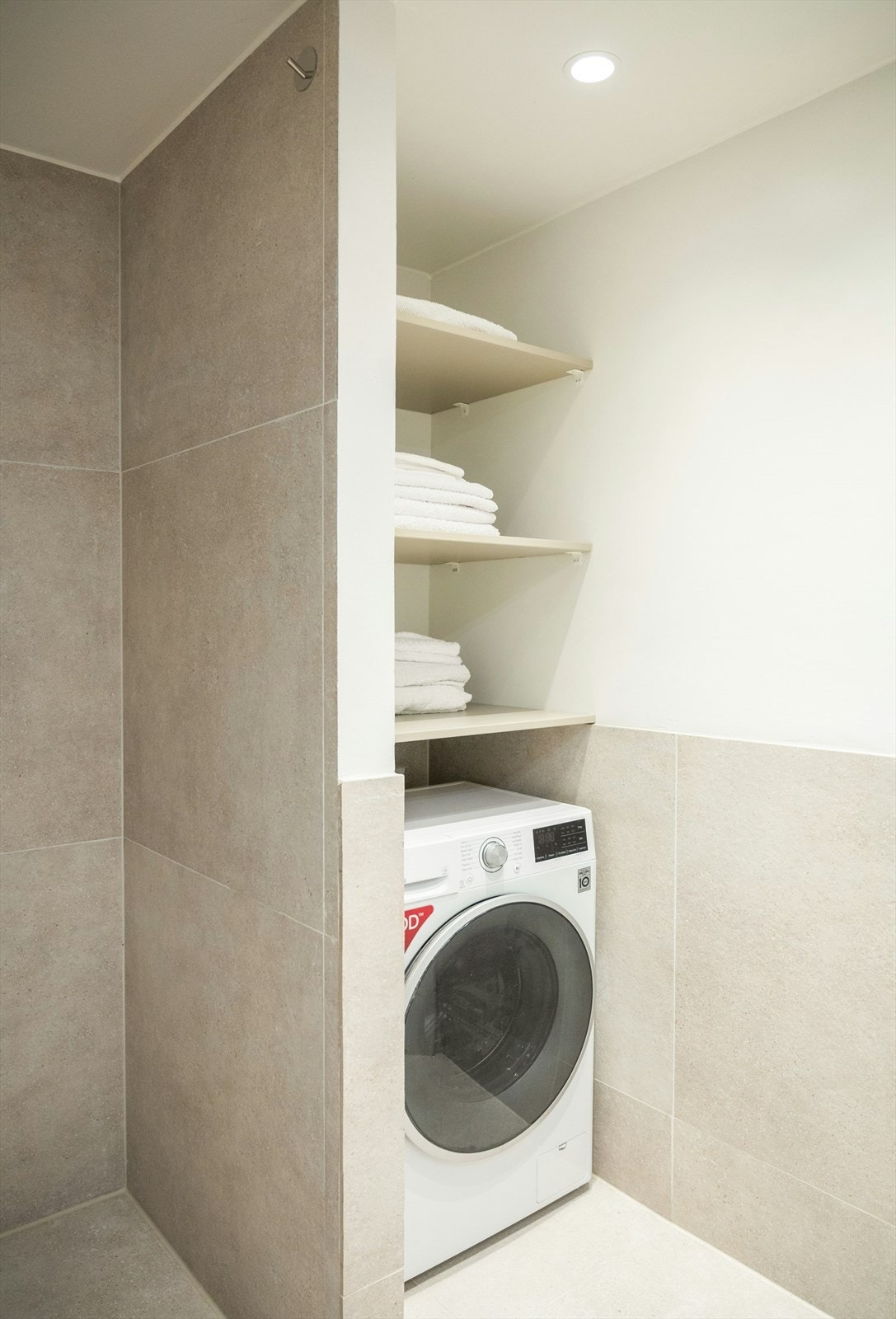 Det er praktisk opplegg for vaskemaskin i en egen nisje. Galleribilde