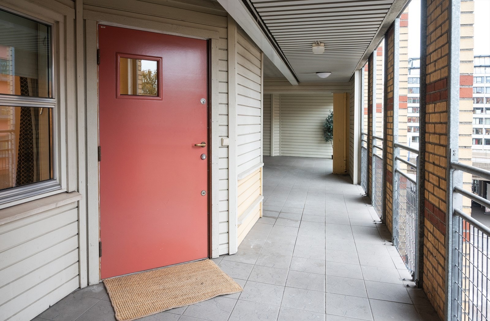 Adkomst til leiligheten via en overbygget svalgang. Galleribilde