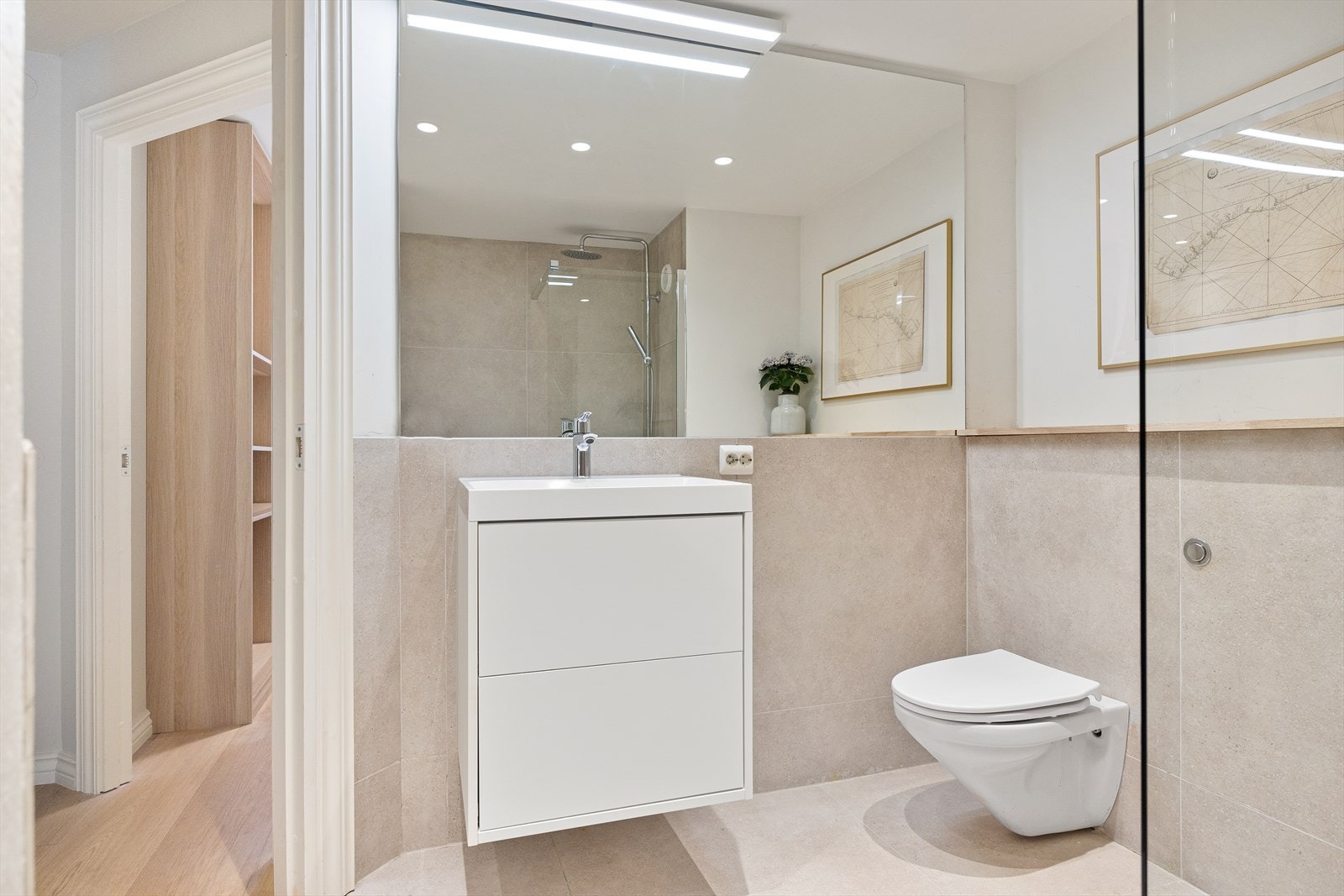 Badet ble oppgradert i 2023 og har flislagte overflater og downlights i himling. Galleribilde