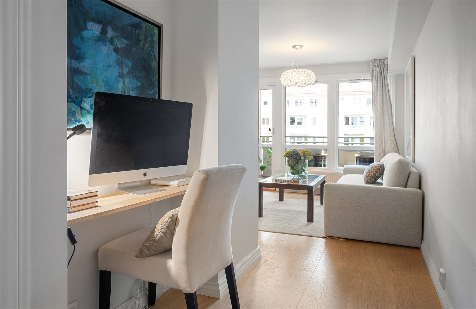 En praktisk nisje i mellomgangen er innredet som en smart hjemmekontorløsning. Galleribilde