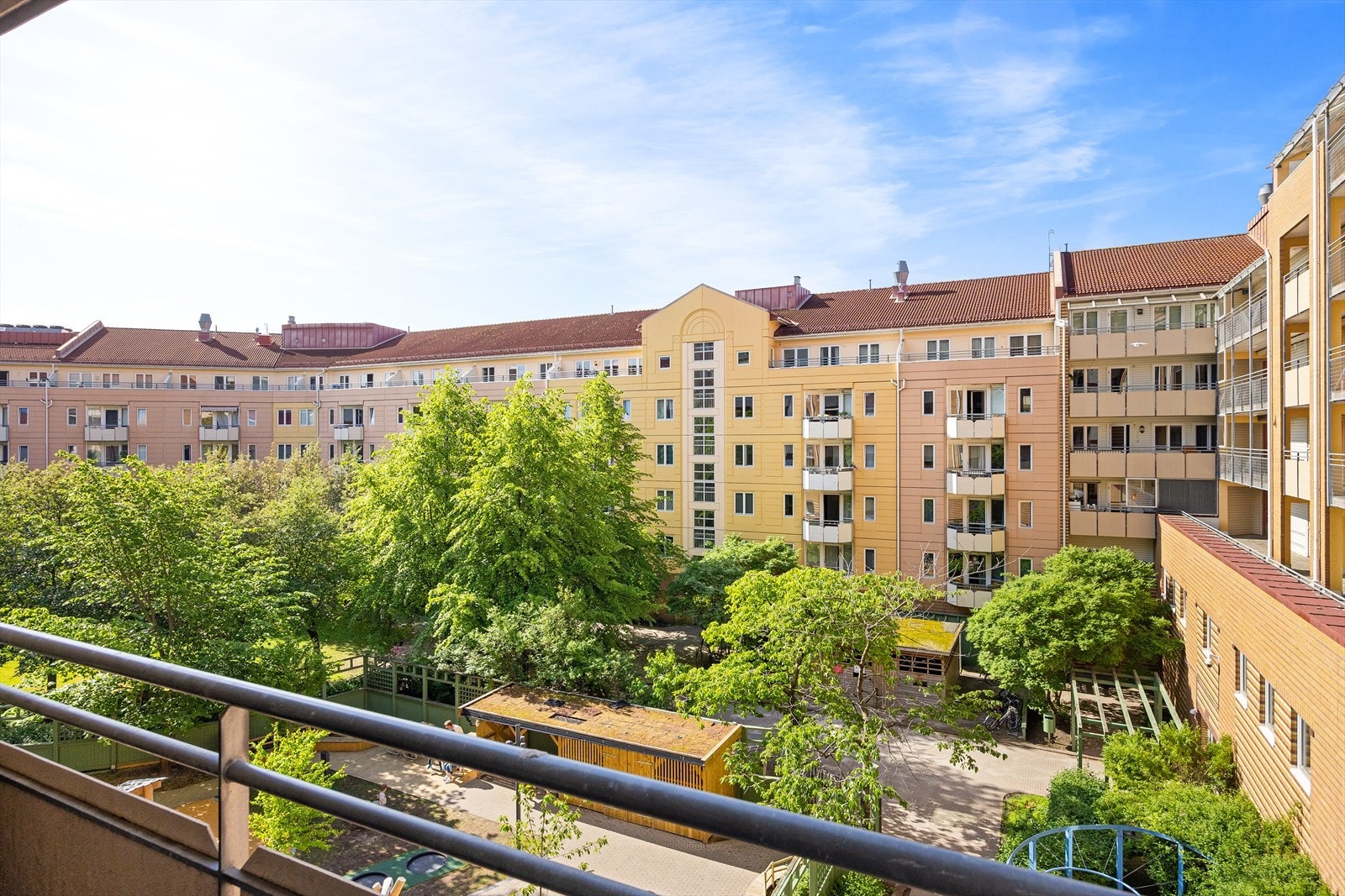 Flott utsikt mot hyggelig bakgård! Galleribilde