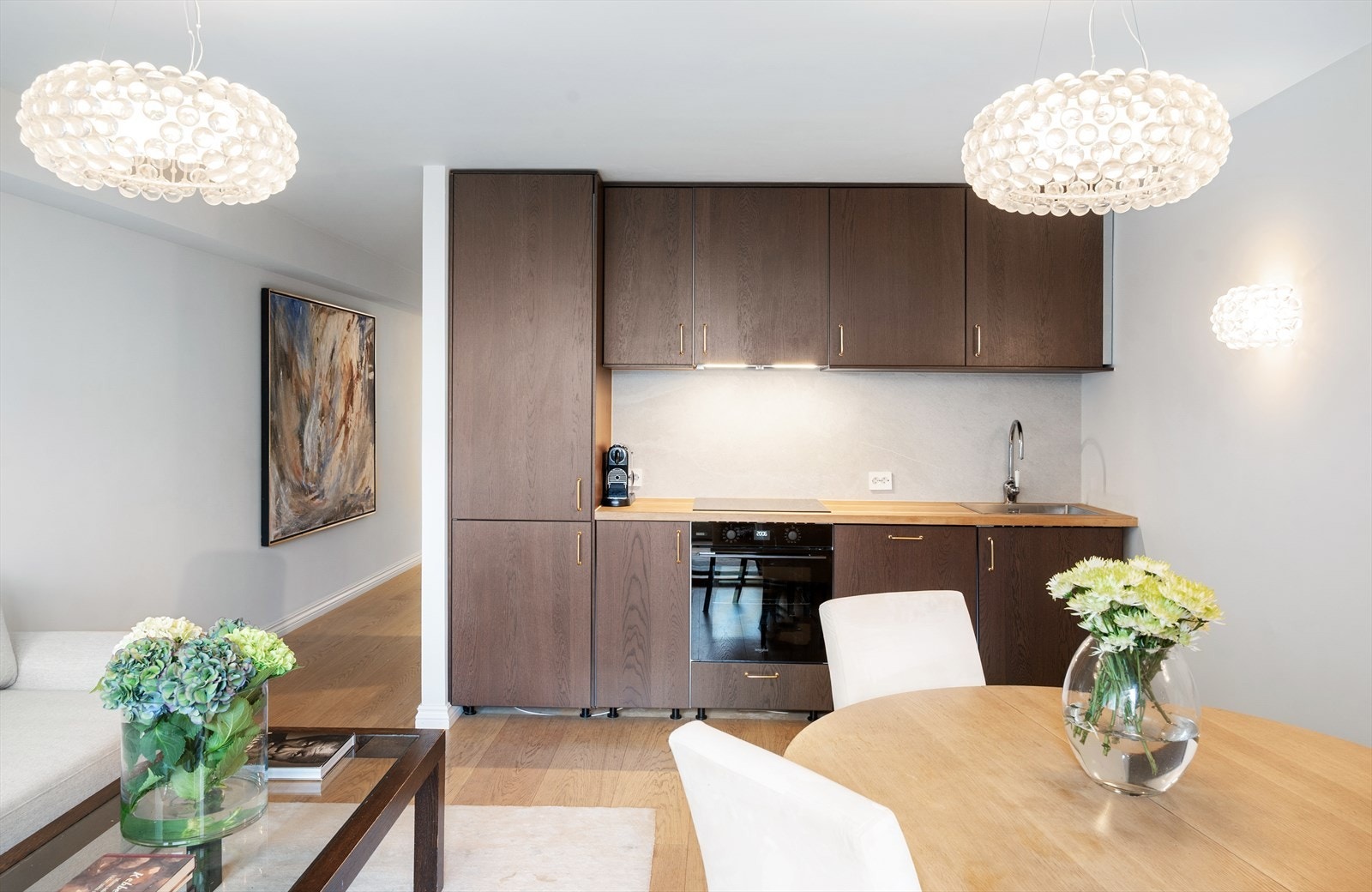 Den åpne løsningen skaper en luftig og sosial atmosfære i leiligheten. Galleribilde