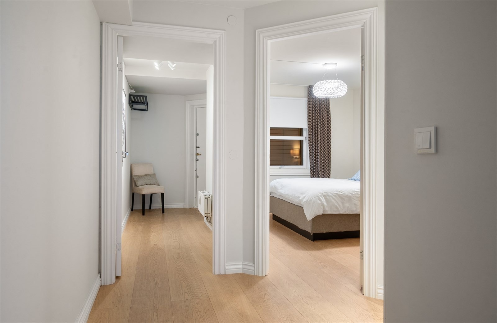 En romslig gang skiller den private sonen fra stue og kjøkken. Galleribilde