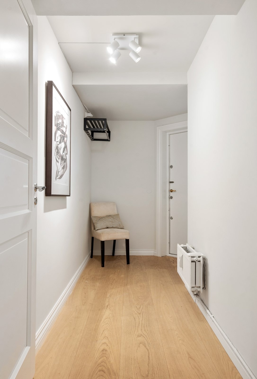 Velkommen inn i en lys entré med parkett på gulvet. Fyring og varmtvann er inkludert i felleskostnadene. Galleribilde