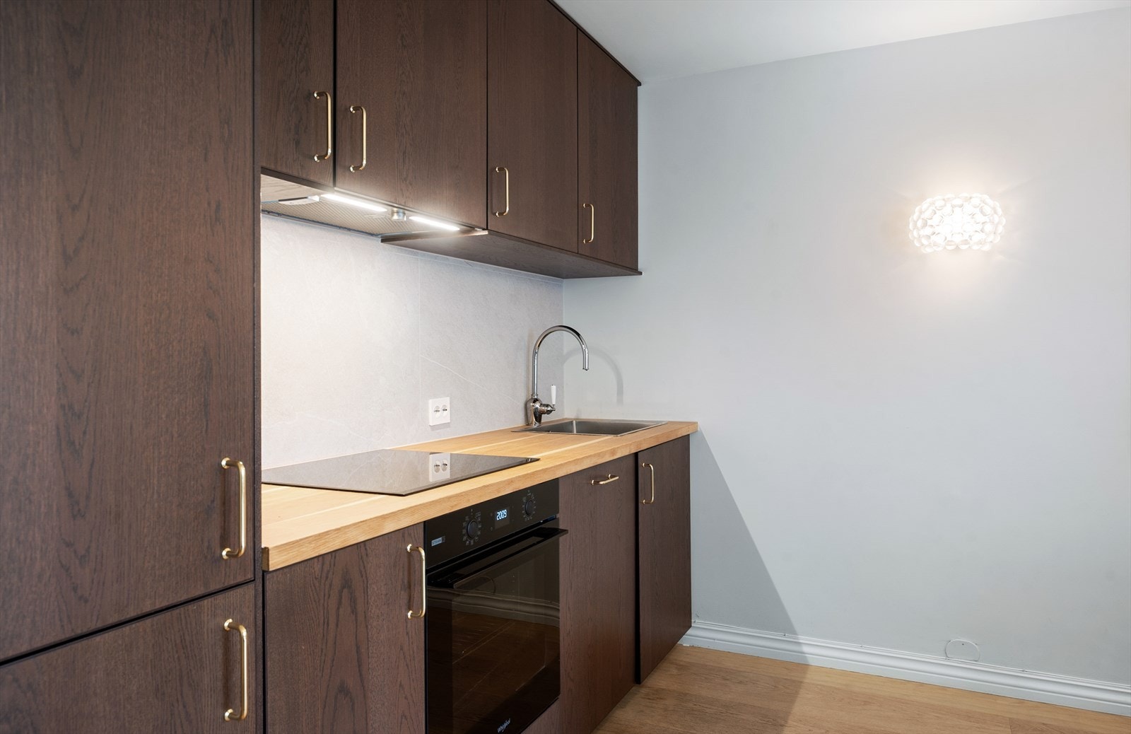 Kjøkkenet er utstyrt med integrert platetopp og stekeovn. Galleribilde