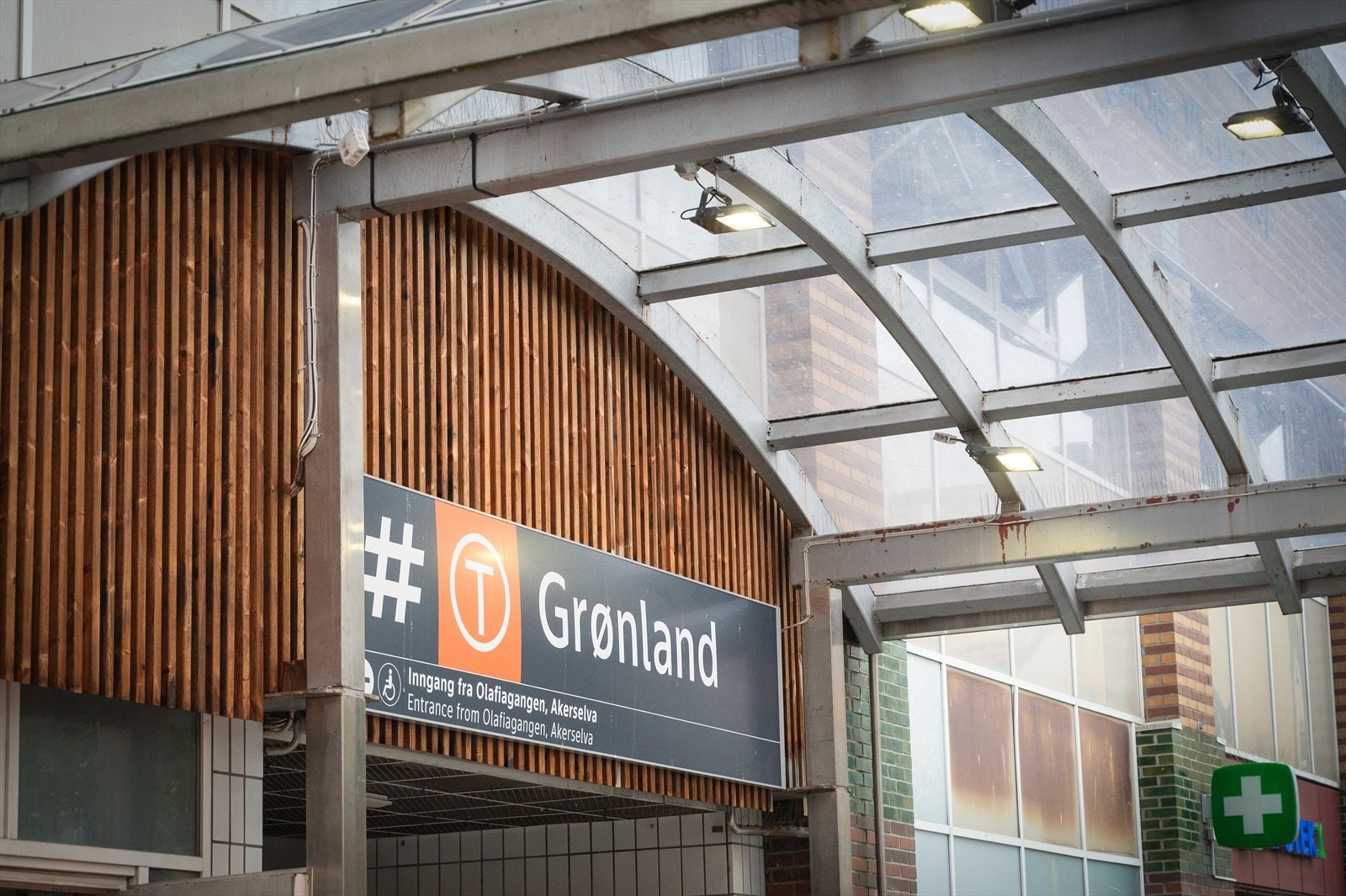 Grønland T-banestasjon er nærmeste nabo, med alle t-banens linjer Galleribilde