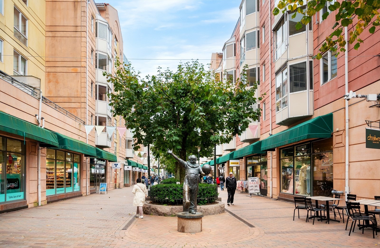 Grønland Basar, med butikker, restauranter og Vinmonopol, ligger rett ved. Galleribilde