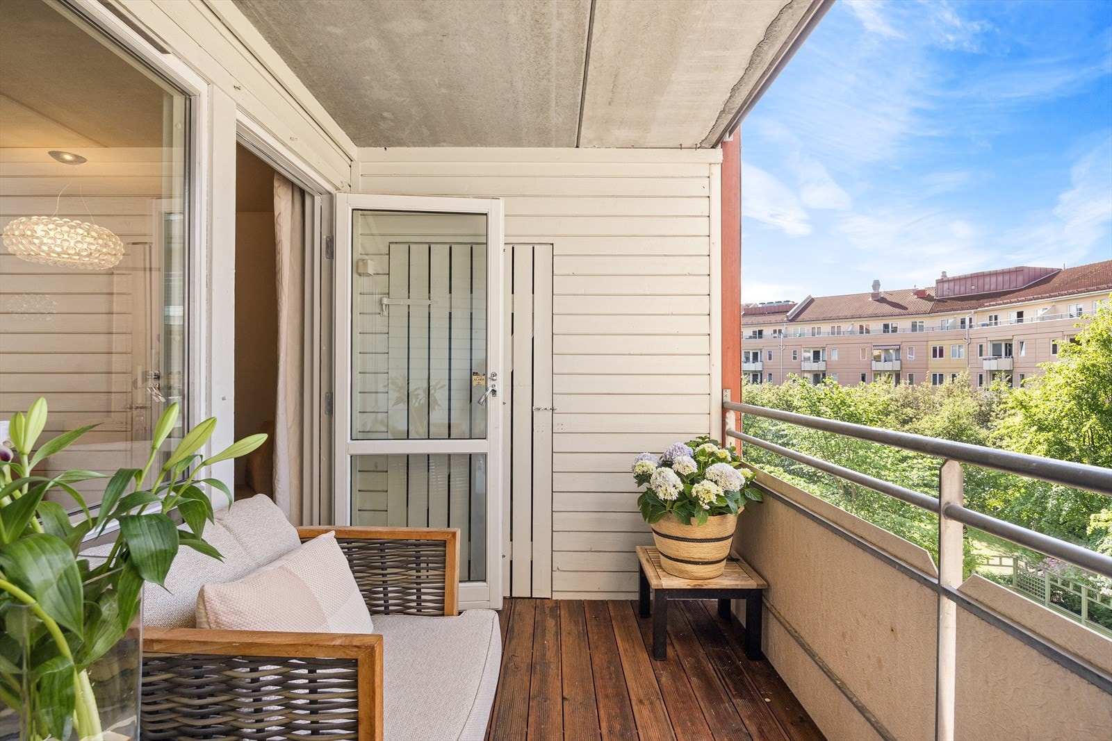 Praktisk bod på 2 kvm, med god lagringsplass. Galleribilde