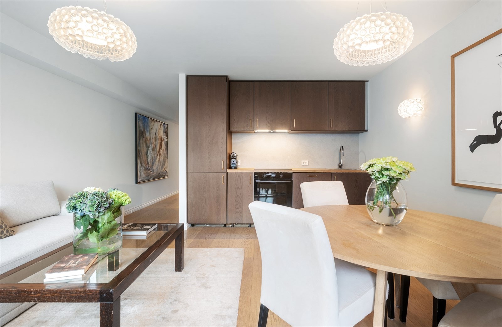 Gjennomgående parkettgulv og lyse veggflater gir et helhetlig og tidsriktig preg. Galleribilde