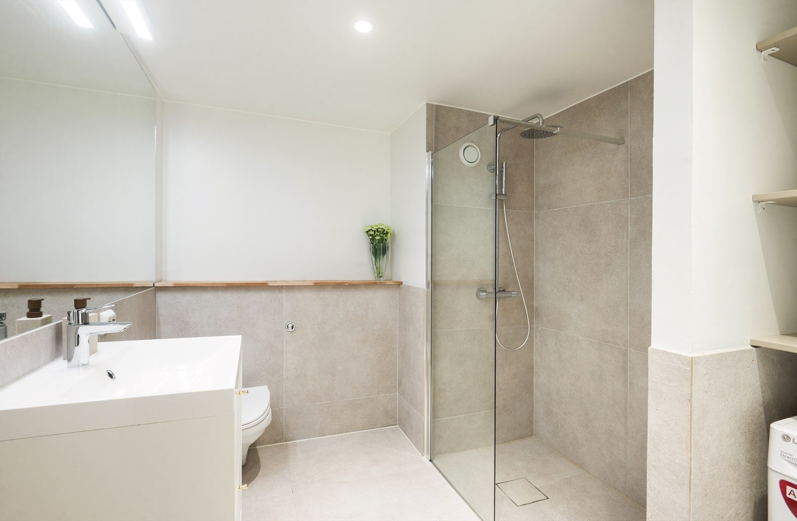 For ekstra komfort er det vannbåren gulvvarme på badet. Galleribilde