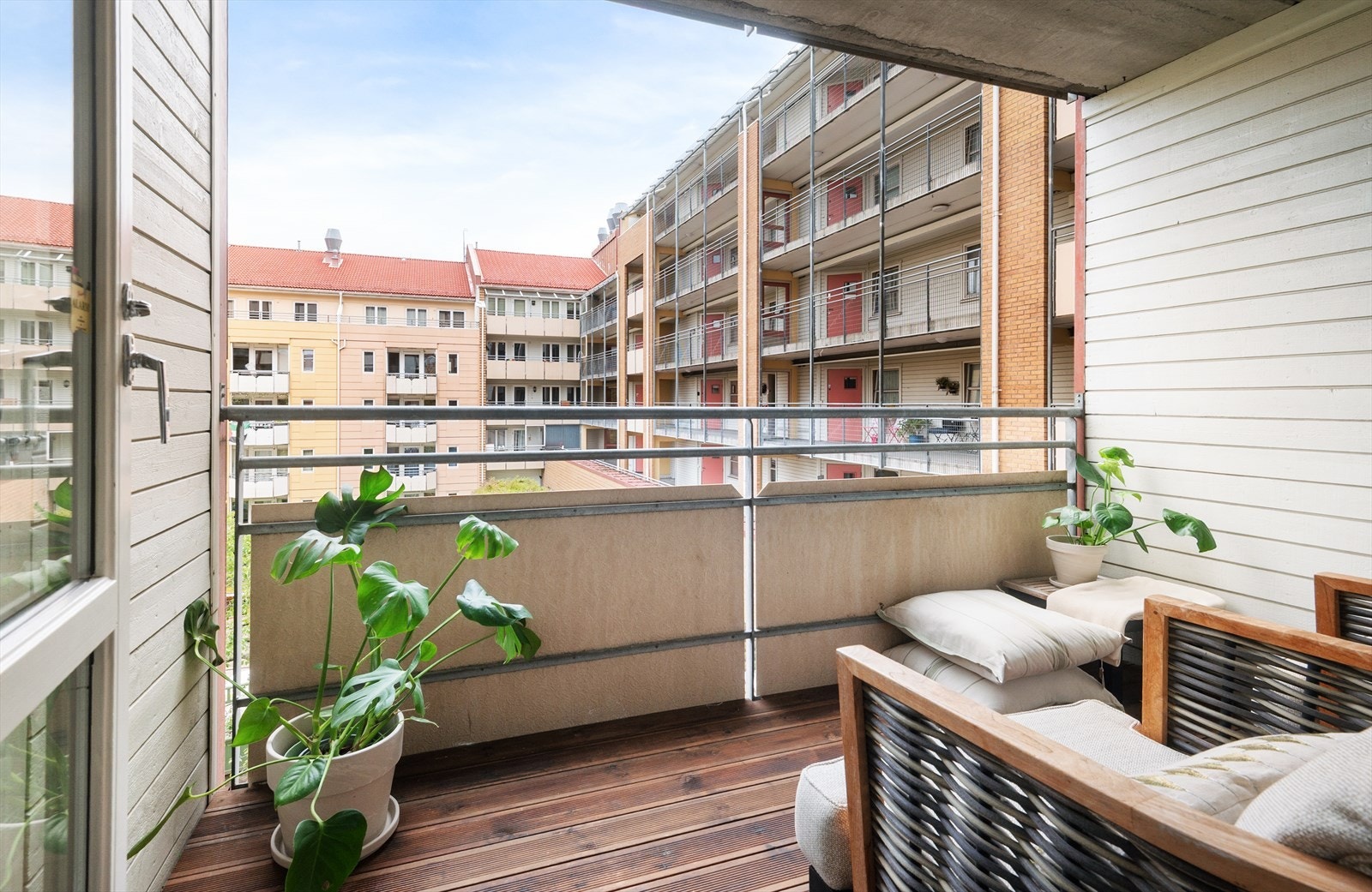 Fra balkongen ser man ut over det skjermede og grønne gårdsrommet. Galleribilde