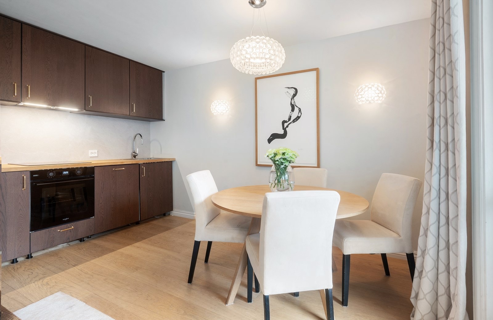 Det er god plass til en spiseplass i overgangen mellom stue og kjøkken. Galleribilde