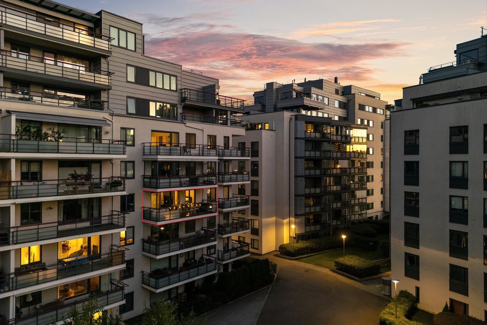 Det er flotte fellesarealer mellom bygningene. Galleribilde