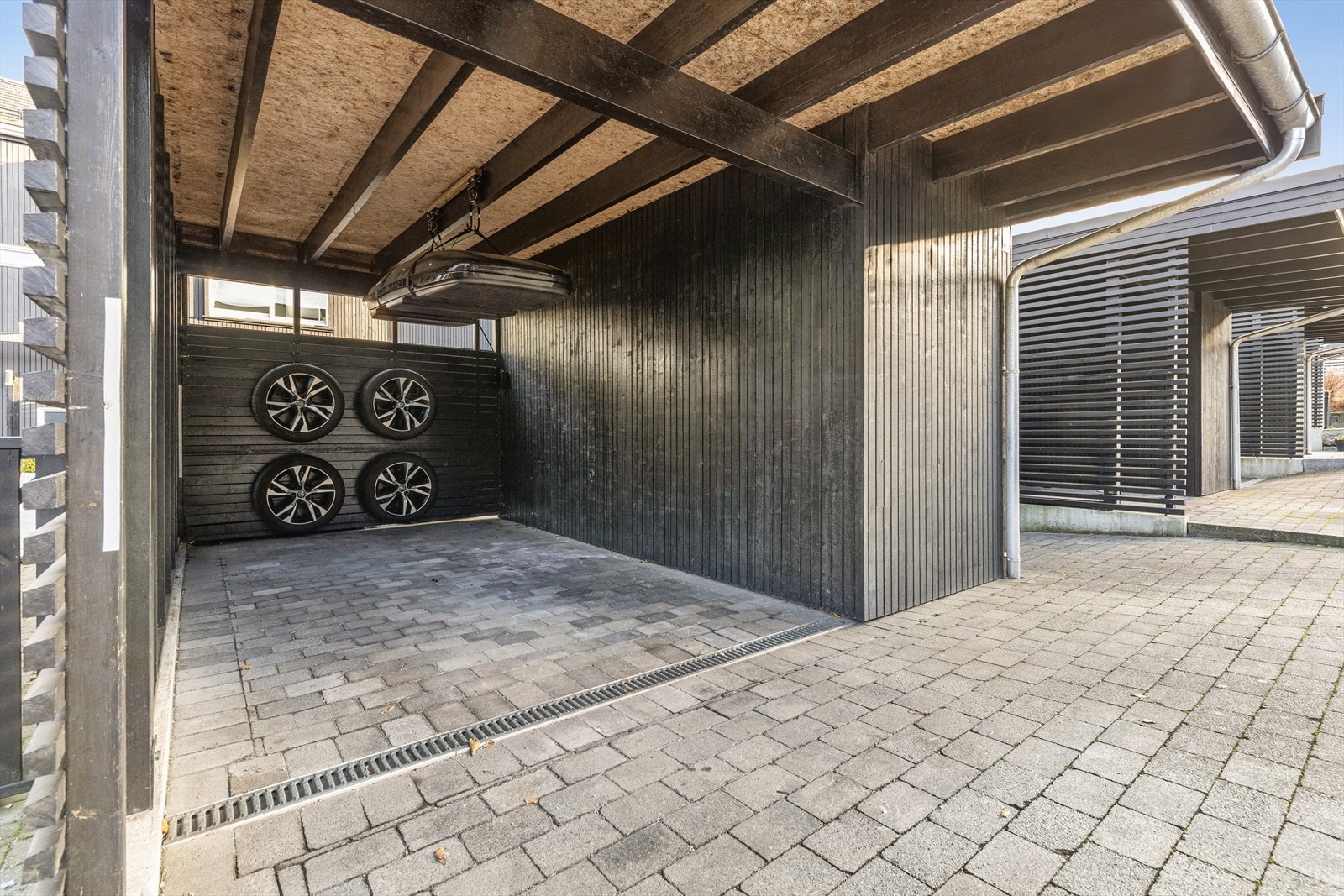 Parkering i carport med tilhørende utebod på ca. 6 kvm Galleribilde