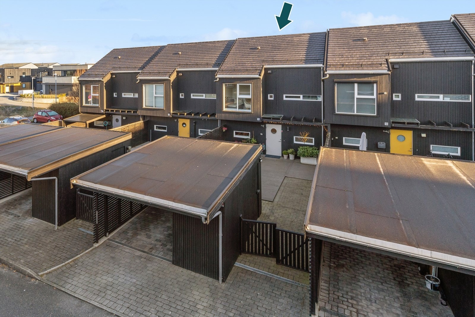 Boligen ble oppført i 2010 og har en fin planløsning over to etasjer, samt store private uteområder - Det er adkomst via offentlig vei og parkering i carport i front av boligen Galleribilde