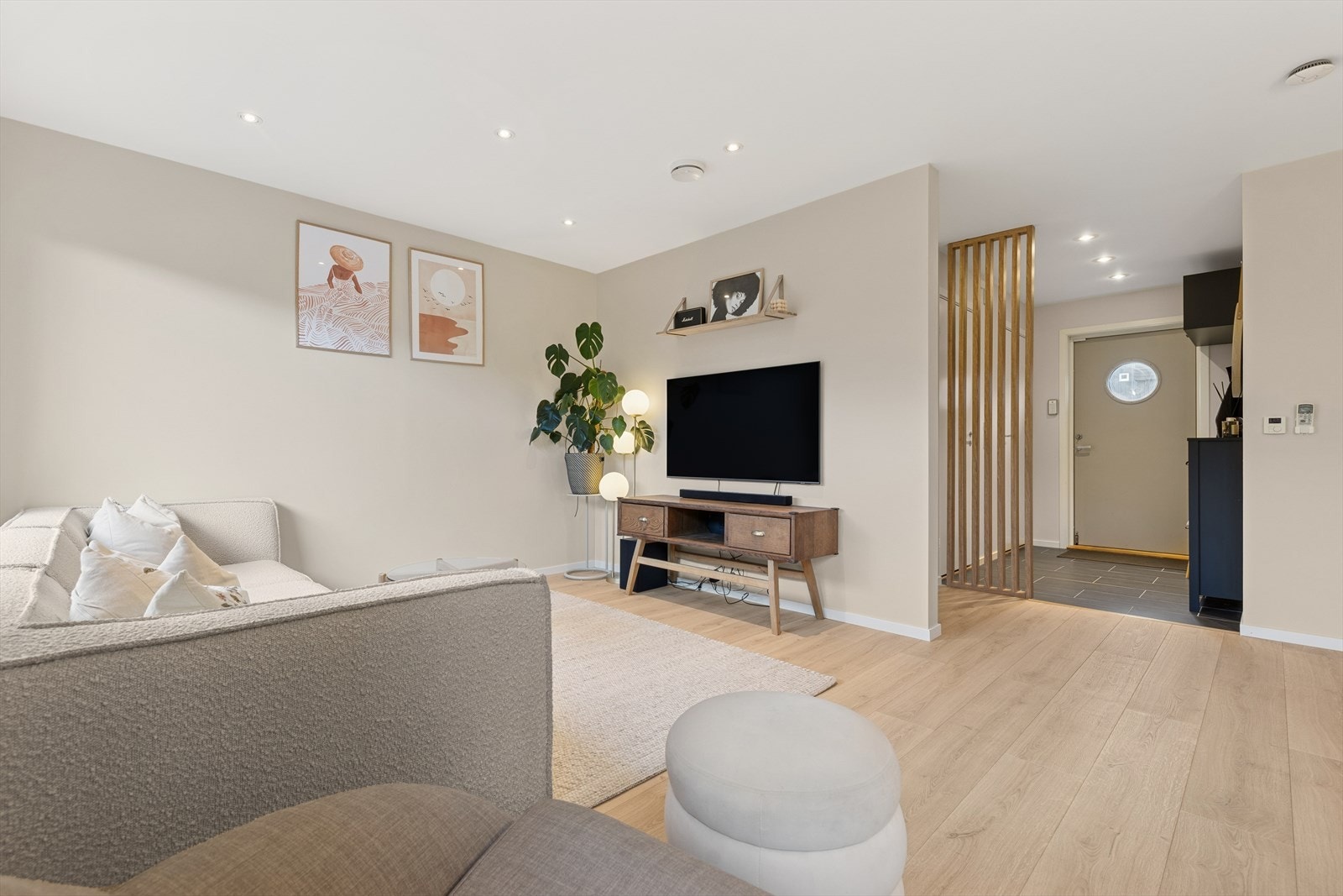 Stue/kjøkken er utført med et pent laminatgulv, slette veggflater malt i en moderne farge og himling m/utstrakt bruk av downlights - Legg spesielt merke til at det er listefrie overganger mellom tak og vegg Galleribilde