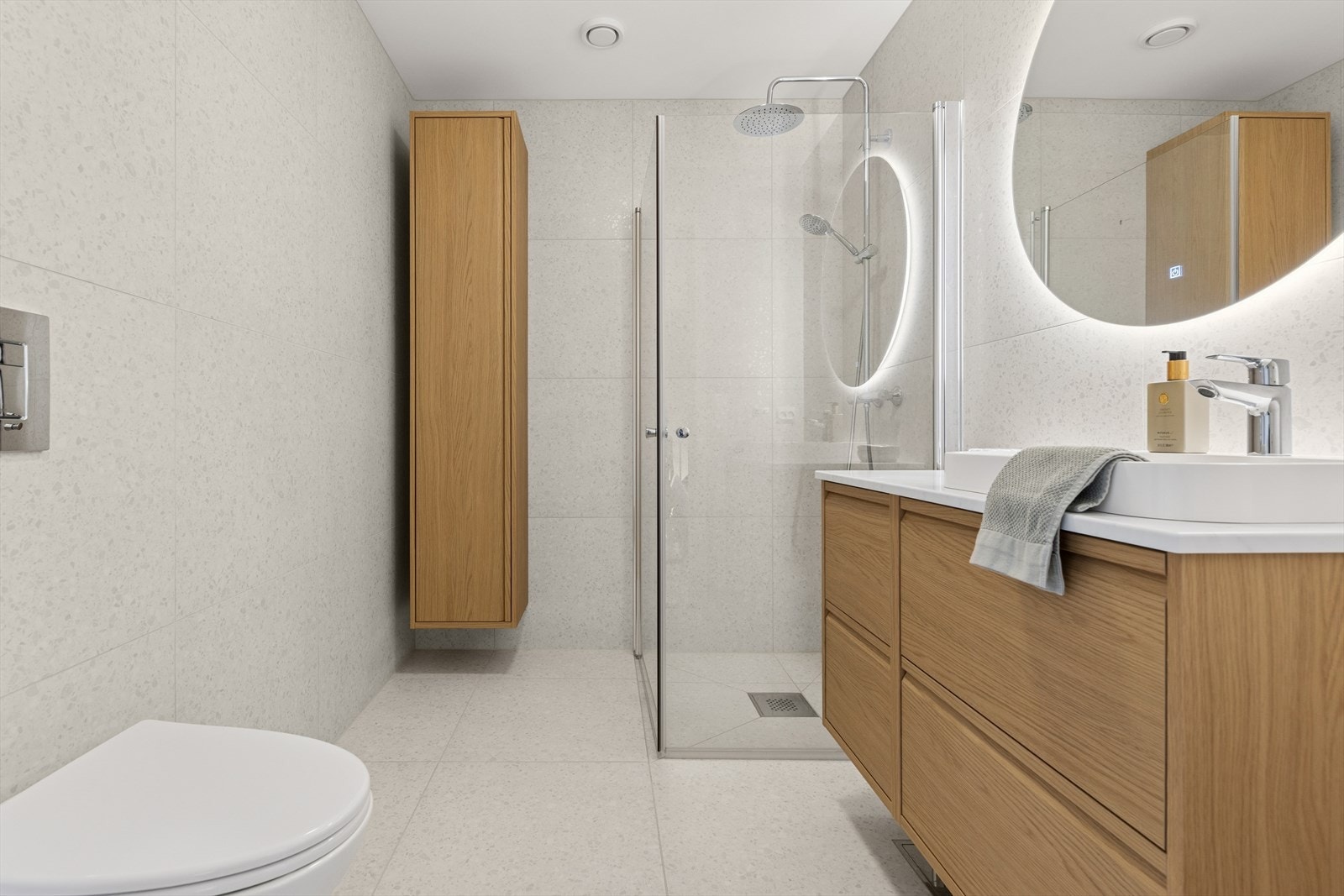 Badet er lekkert med nye fliser og baderomsinnredning (2025) - Fliser er lagt over eksisterende fliser Galleribilde