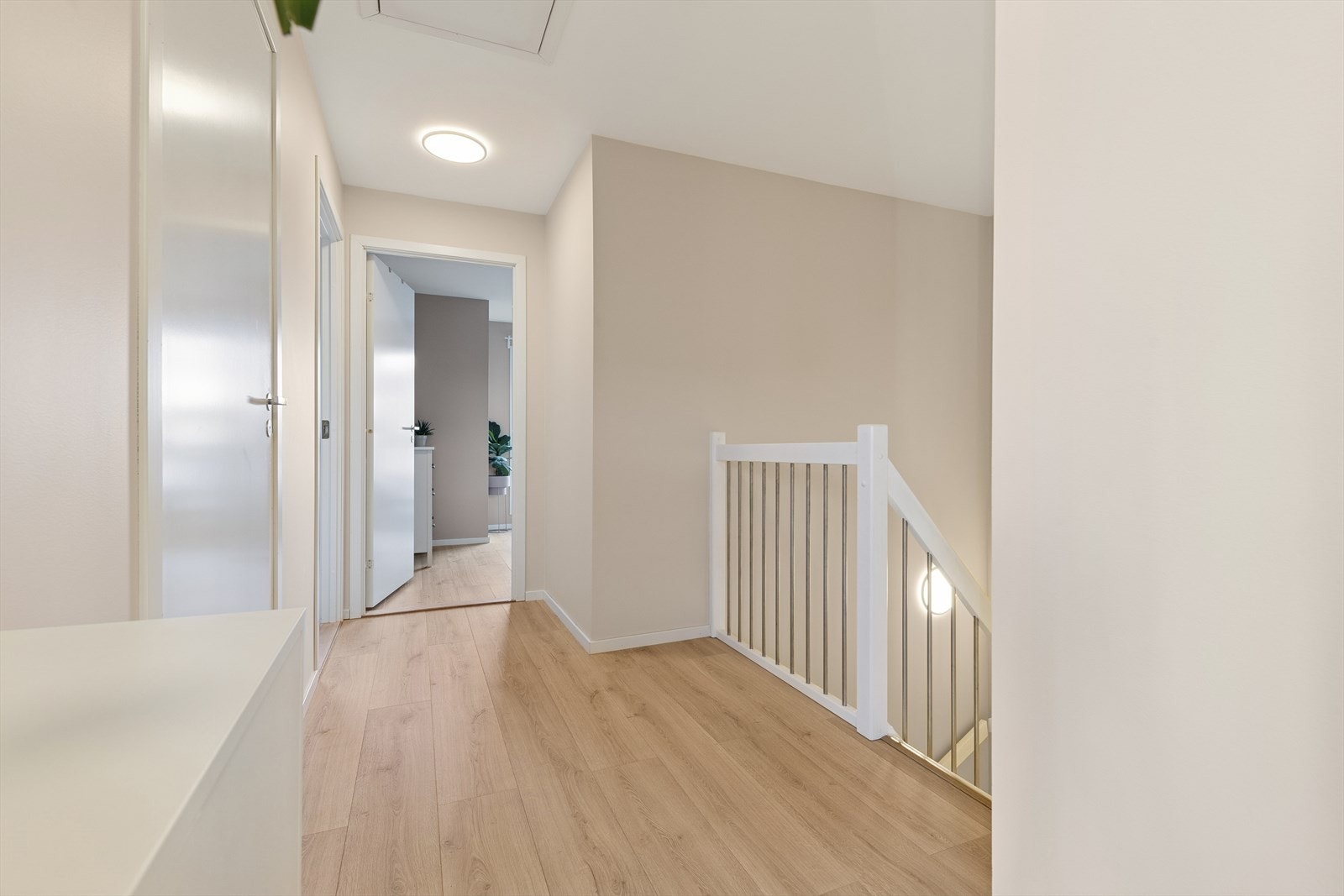 I 2. etasje finner du tre soverom, bad og bod m/opplegg for vaskemaskin - Det er adkomst til loft via takluke i gangen Galleribilde