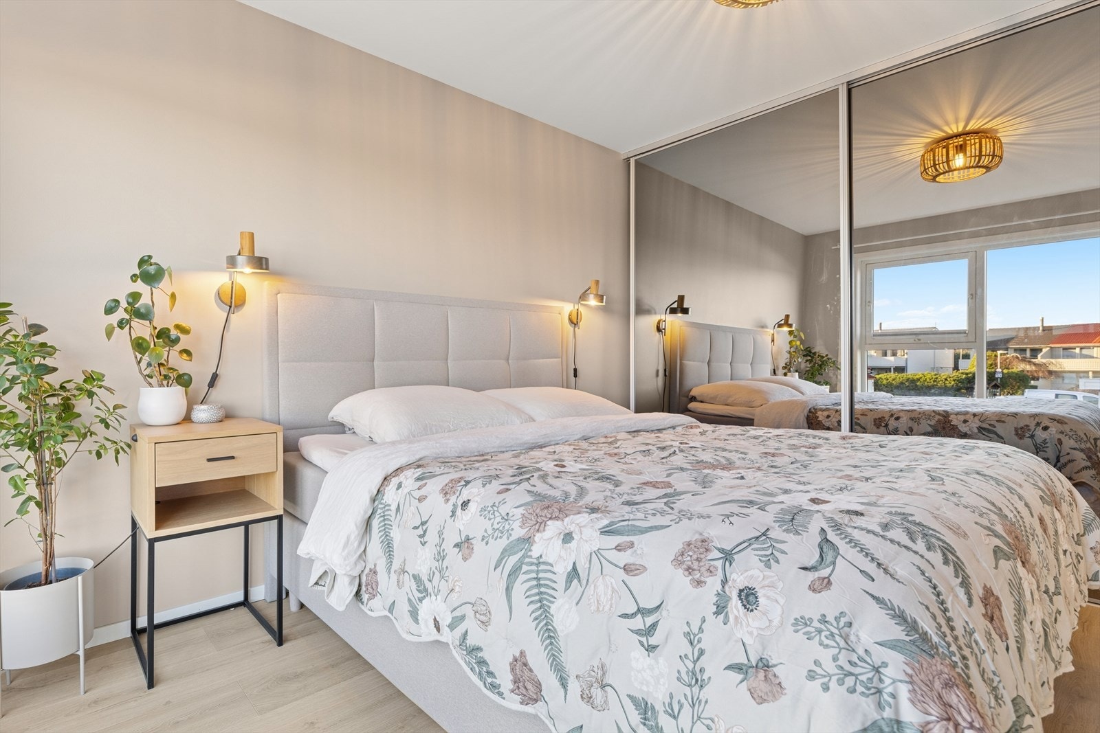 Soverom I - Rommet er utstyrt med en romslig skyvedørsgarderobe m/speilfronter Galleribilde