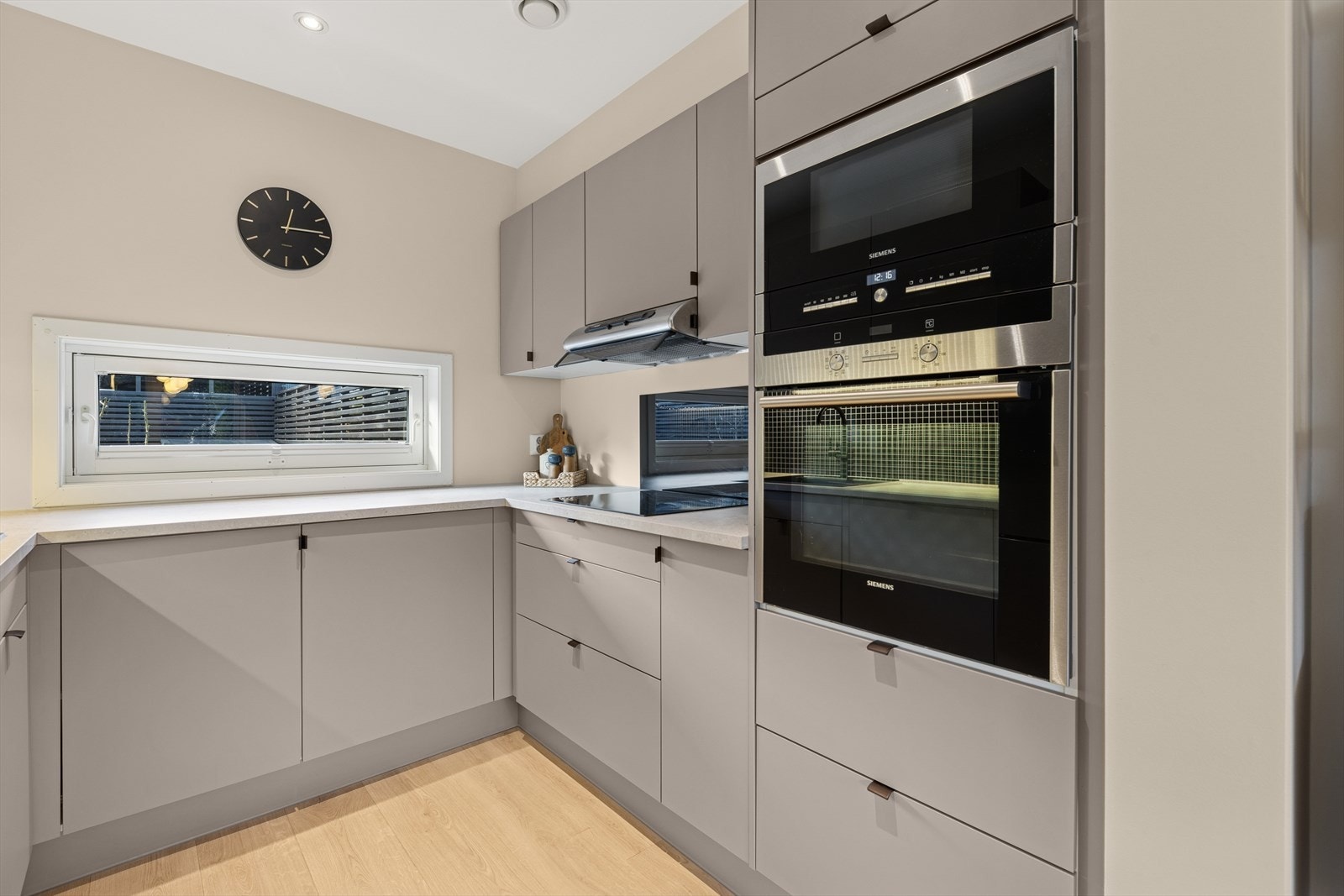 Her er det godt utbygget med skap og benkeplass - perfekt for hobbykokken Galleribilde