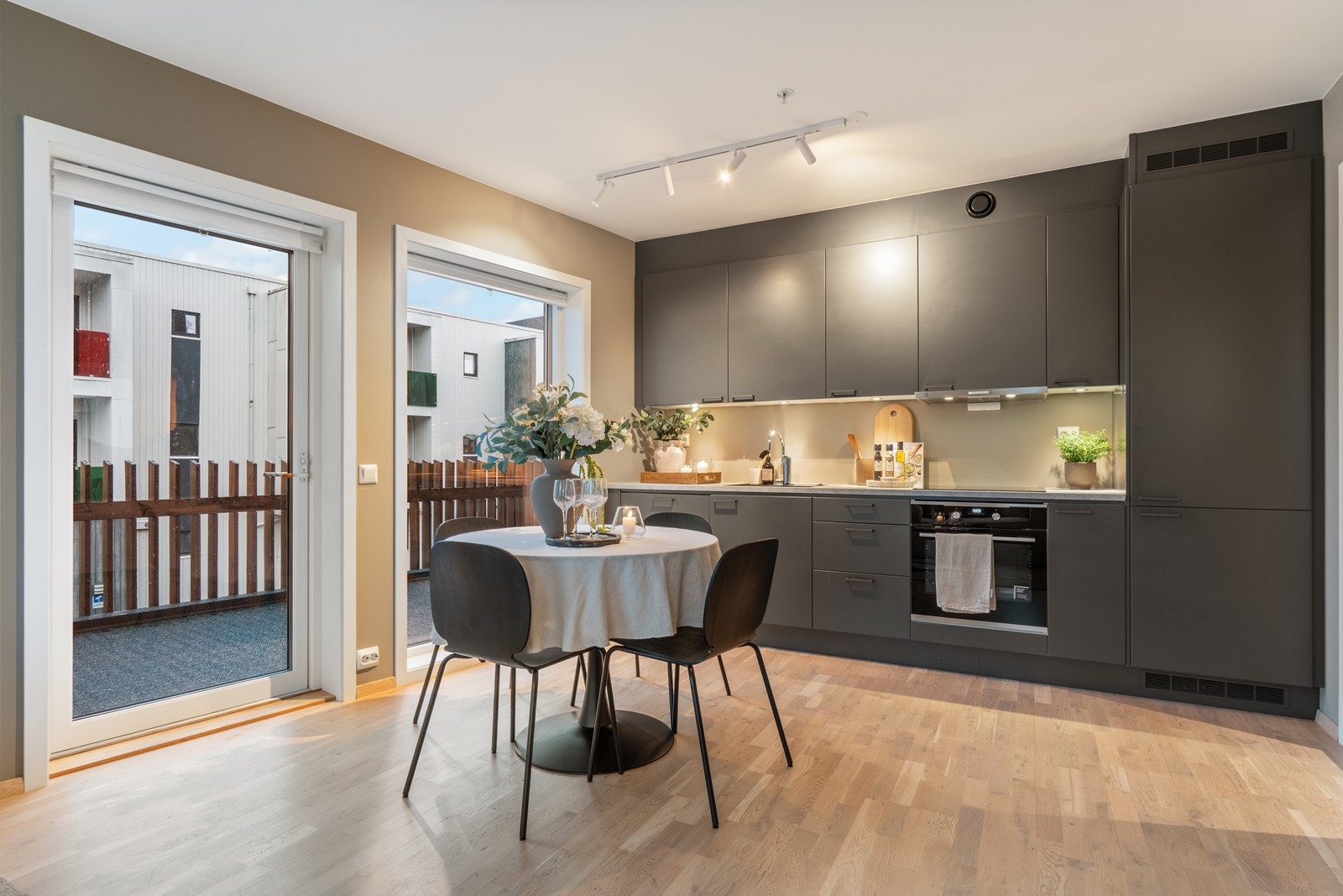 Fra kjøkkenet har du direkte tilgang til en romslig terrasse. Galleribilde