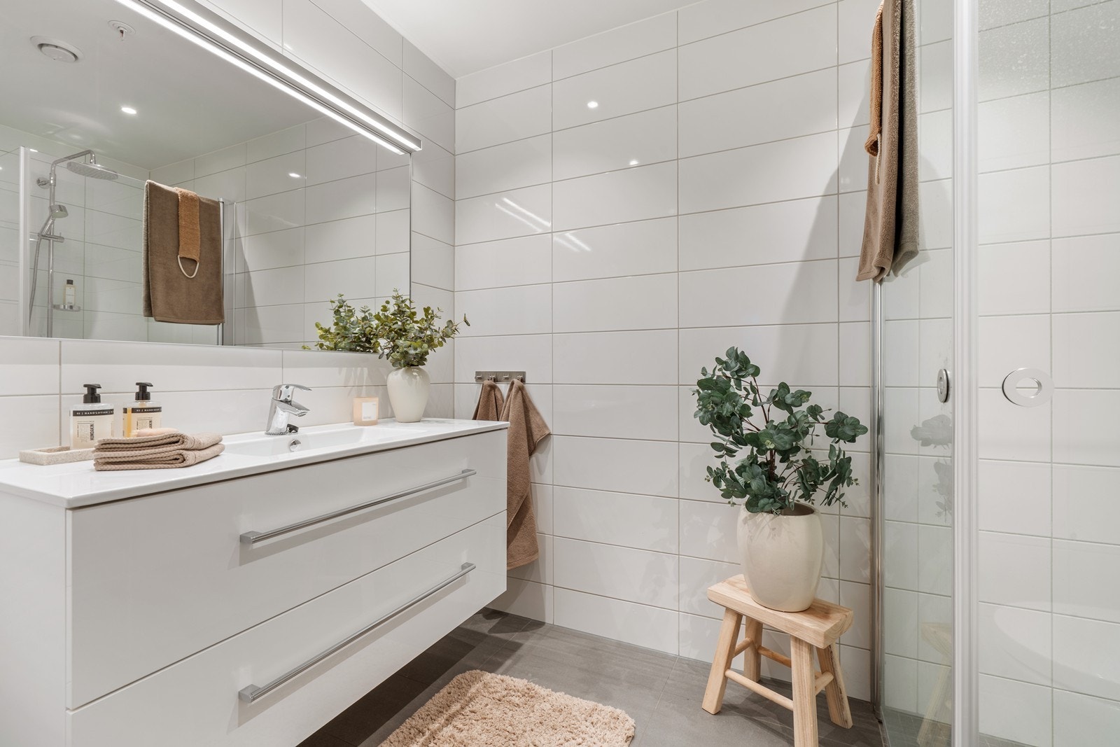 Baderommet fremstår lyst og delikat, med moderne innredning. Galleribilde