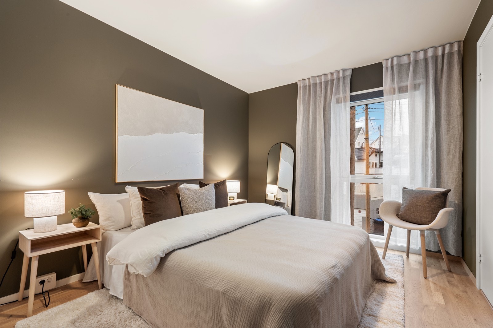 Romslig soverom med harmonisk fargepalett som gir en avslappende atmosfære. Galleribilde