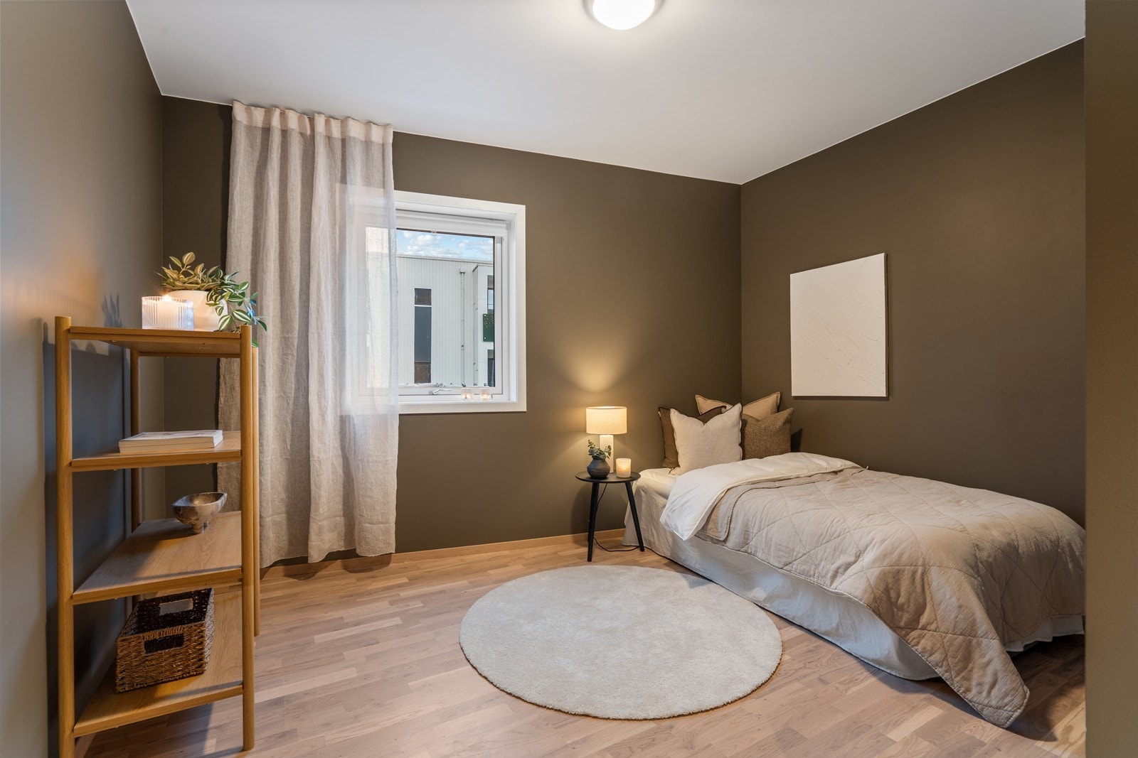 Soverom 2 er også romslig og innredet i lune, behagelige farger. Galleribilde