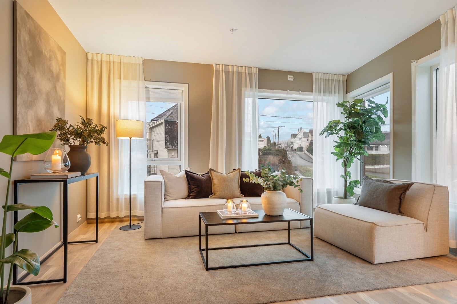 Stuen er lys og luftig, med store vinduer som slipper inn rikelig med naturlig lys. Galleribilde