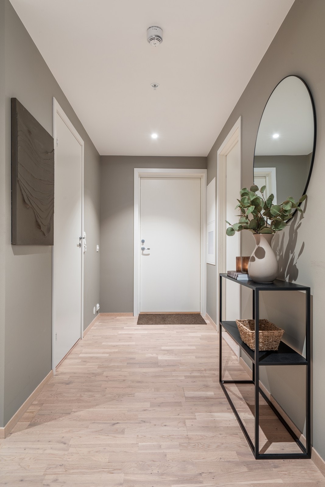 Entréen er romslig og innbydende, med plass til oppbevaring og et godt førsteinntrykk. Galleribilde