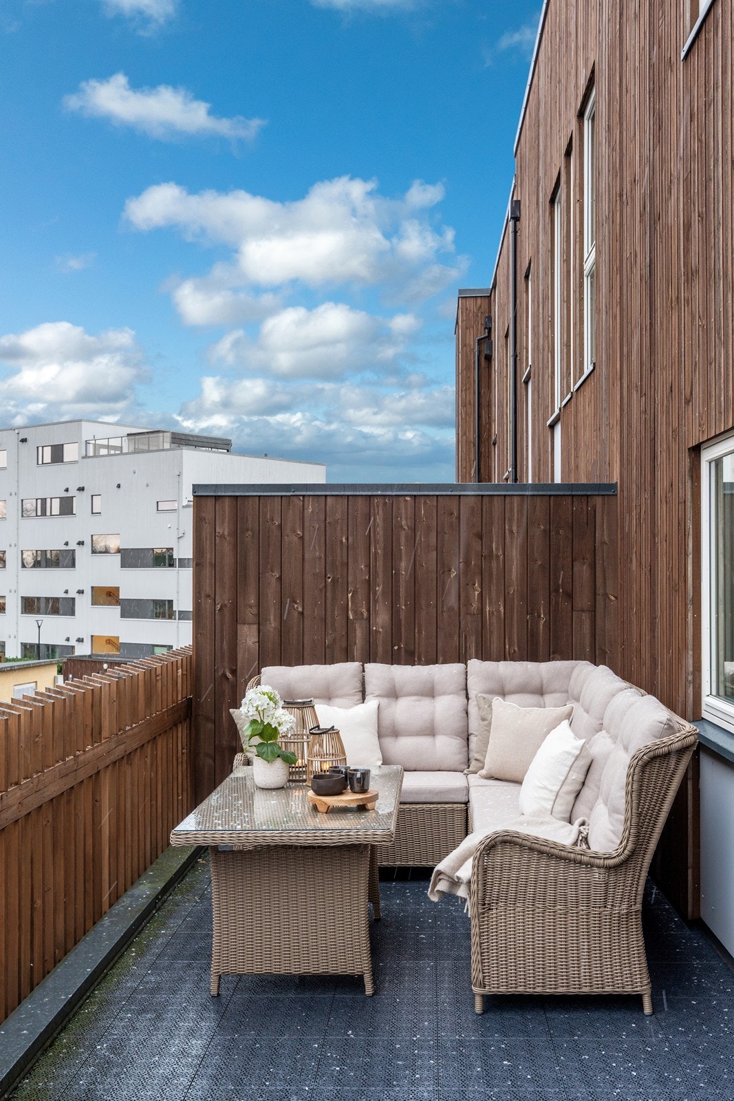 Leveggen gjør uteplassen lun og skjermet for innsyn. Galleribilde