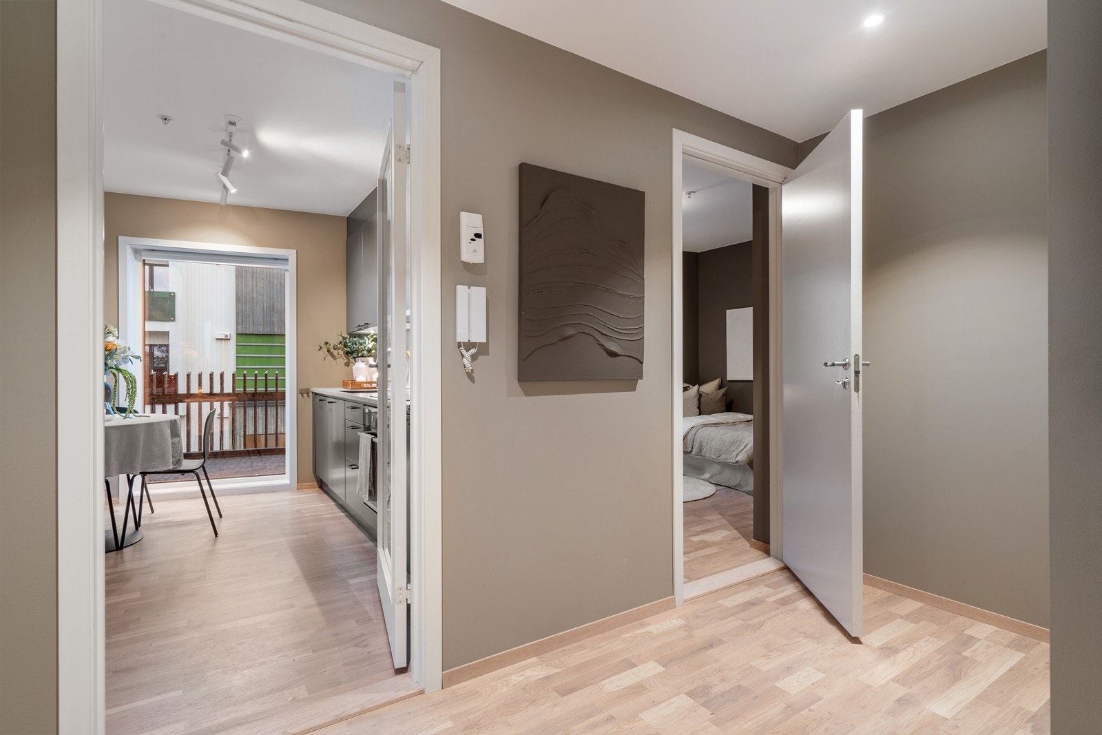 Gang med god plass og stilfulle spotter i taket. Galleribilde