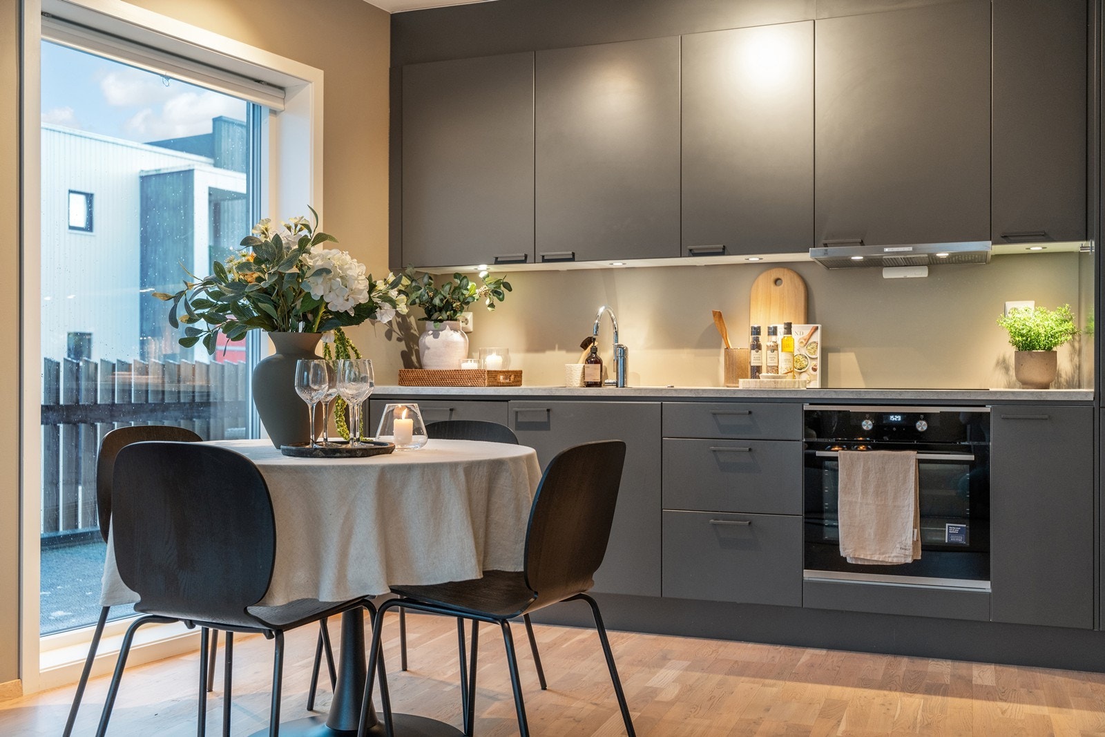 Kjøkkenet er effektivt utnyttet og byr på godt med skapplass. Galleribilde