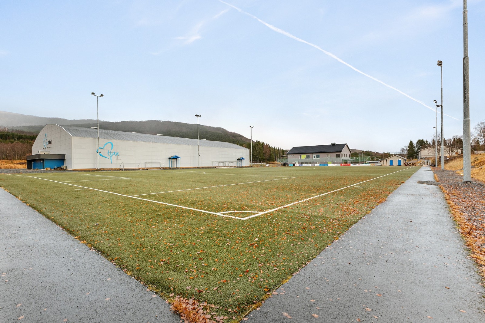 Kilkam Stadion ligger kun 2 km unna og har gode idrettsfasiliteter med fotballbane og lysløype for langrenn på vinterstid Galleribilde