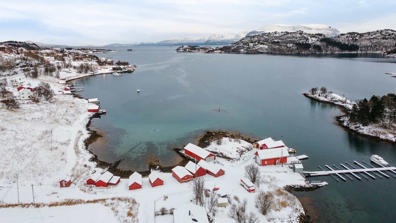 Småbåthavn like borti veien Galleribilde