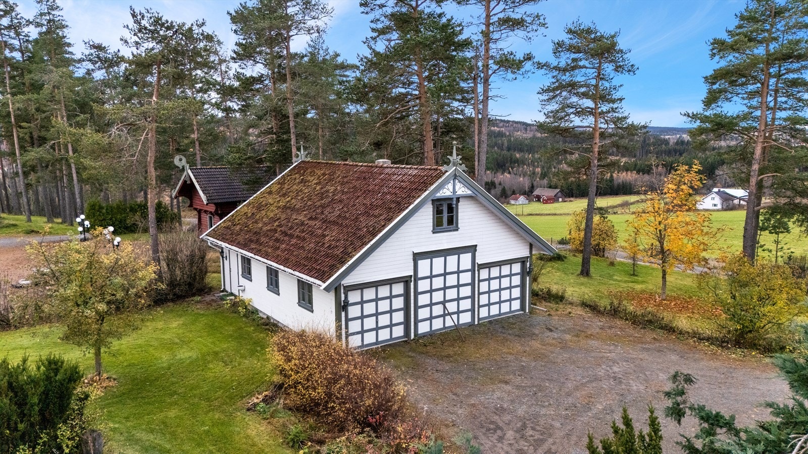 Garasje med plass til evt traktor med høy kjøreport - Loftetasje med to rom Galleribilde