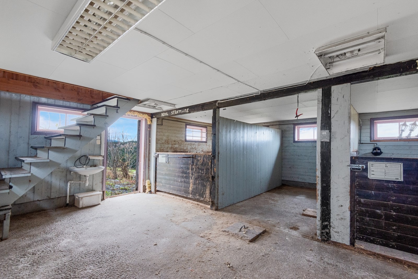 Stall med 2 båser og møkkakjeller - Loft Galleribilde