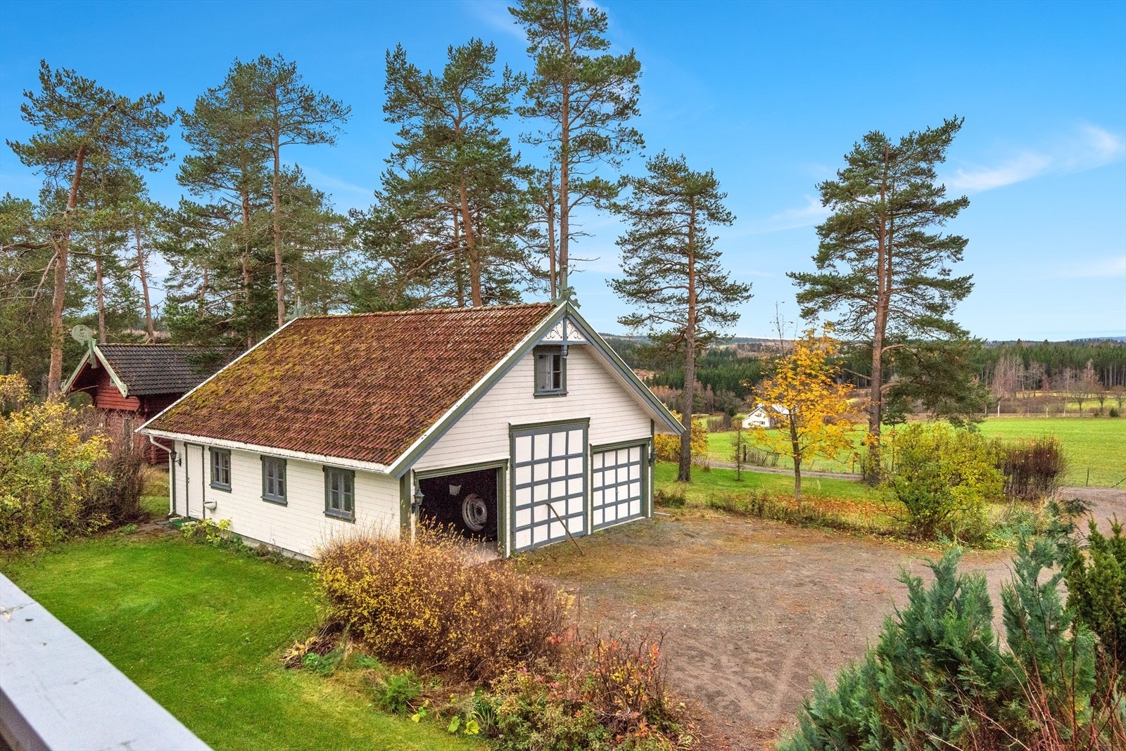 Garasje med plass til evt traktor i midt garasje Galleribilde