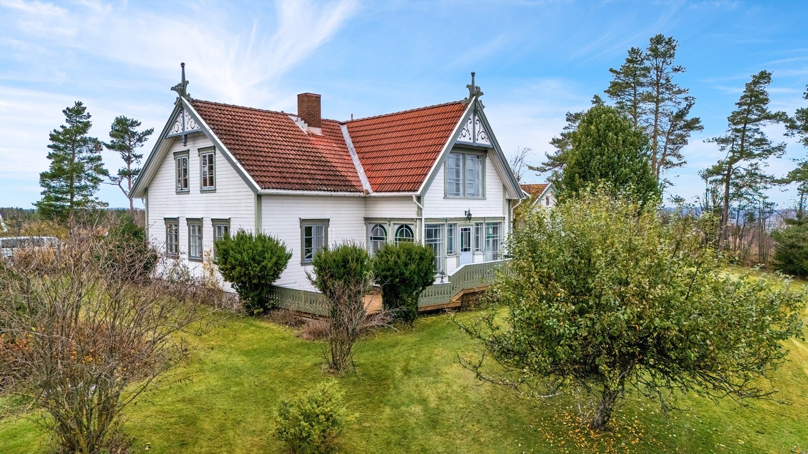 Fasade Trudvengvegen 52 hovedbolig - Opparbeidet og hyggelig hage Galleribilde