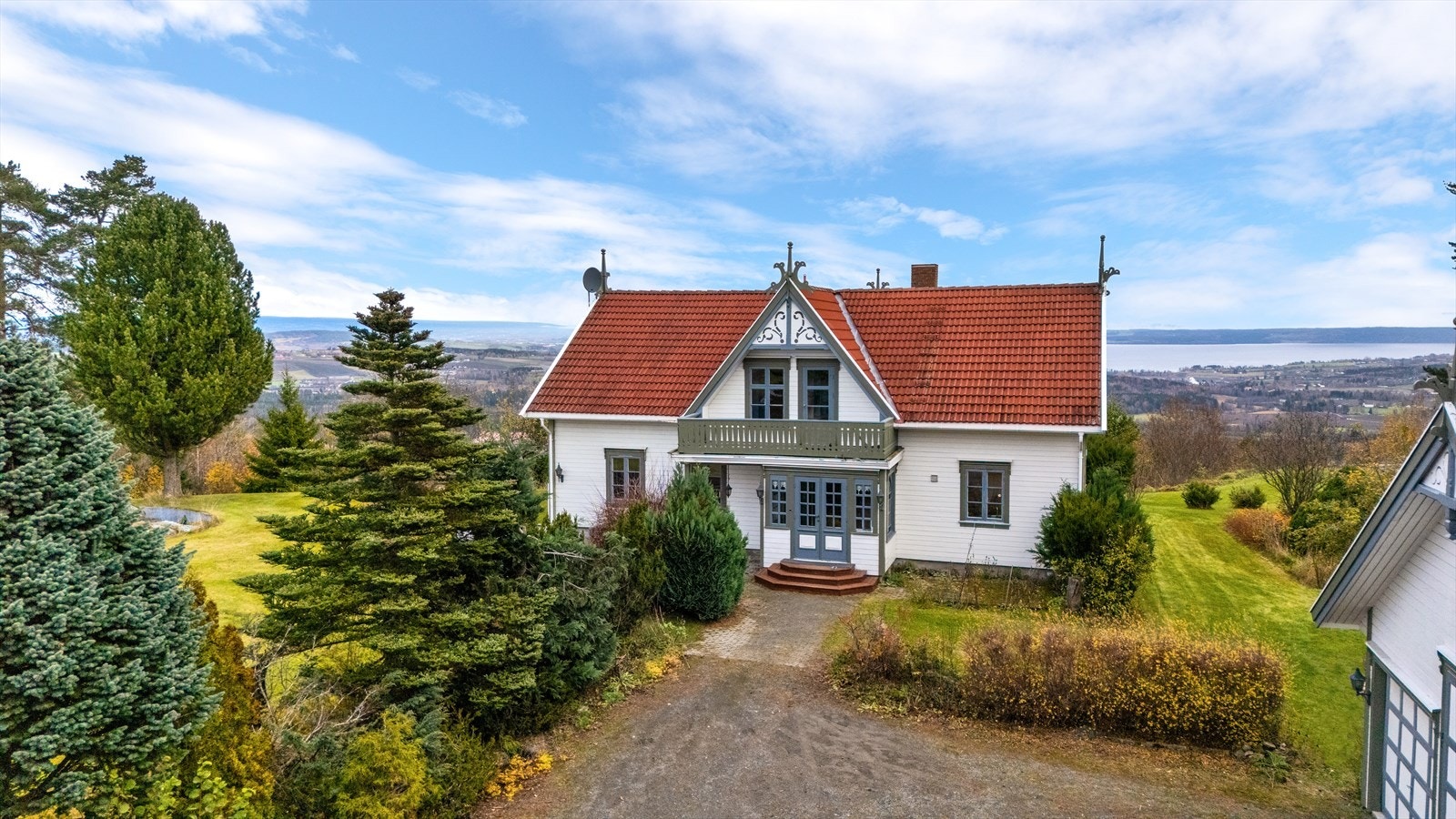 Fasade - Trudvengvegen 52 hovedbolig i retning Mjøsa Galleribilde