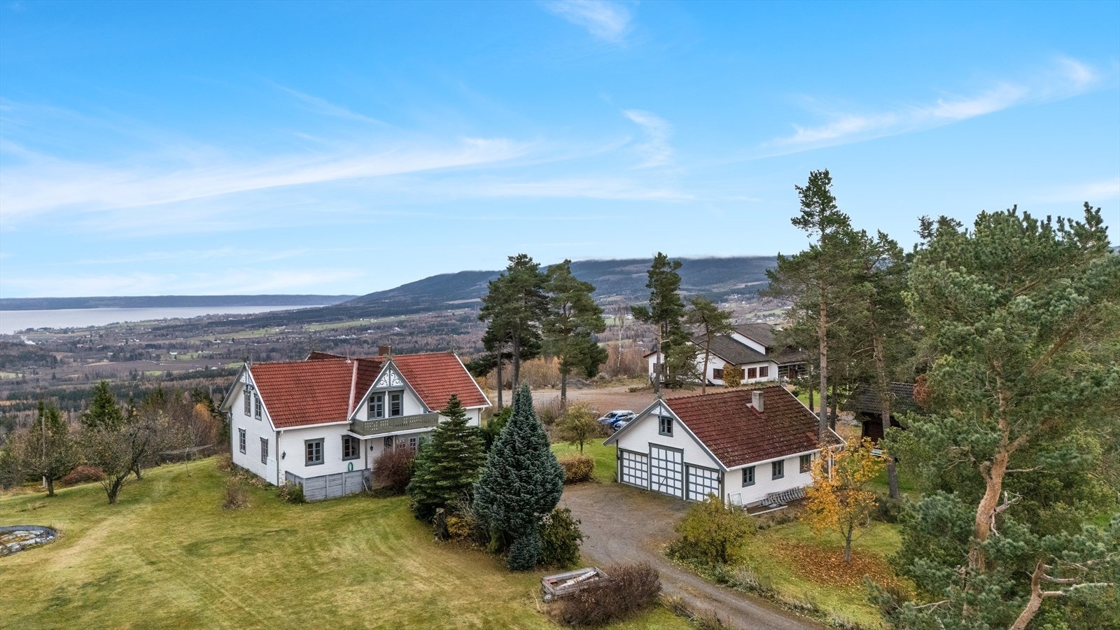 Fasade -Trudvangvegen 52 hovedbolig med garasje - Nydelige omgivelser - Flotte solforhold Galleribilde