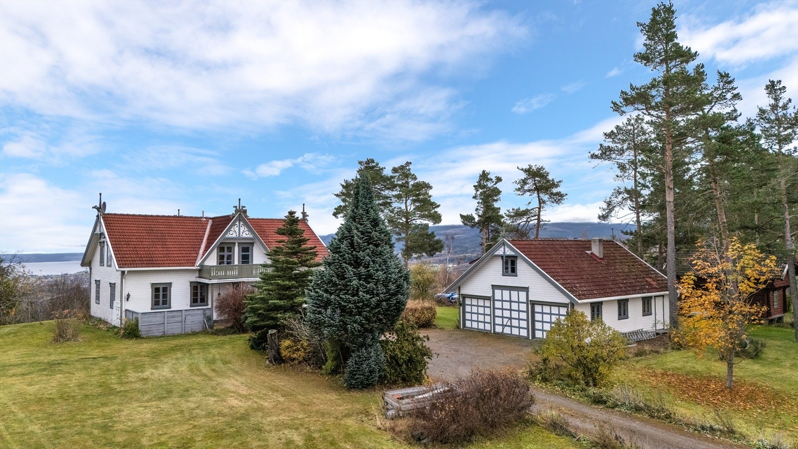 Fasade Trudvengvegen 52 hovedbolig - Plass til traktor i midt garasje Galleribilde