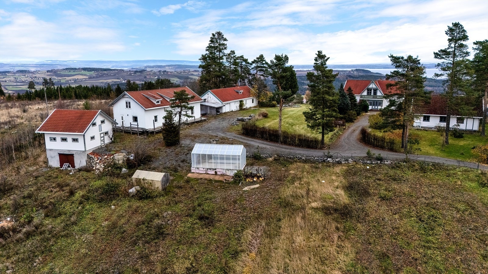 Stall med 2 båser og møkkakjeller - Til venstre i bildet - Drivhus på tomten Galleribilde